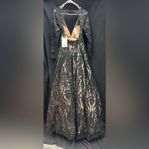 Mac Duggal 66334H NWT Deep V Neck Black Lace Gown - Picture 5 of 7